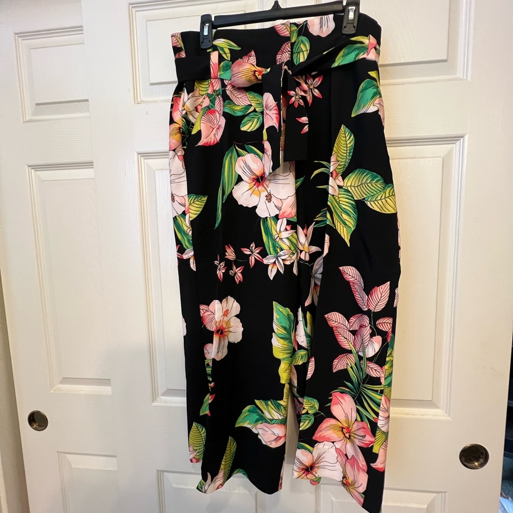 Floral print pant.